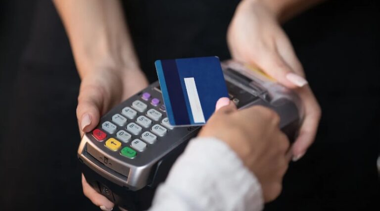 Compras en pesos: se registró un crecimiento de 4,5% en el saldo de operaciones con tarjetas de crédito