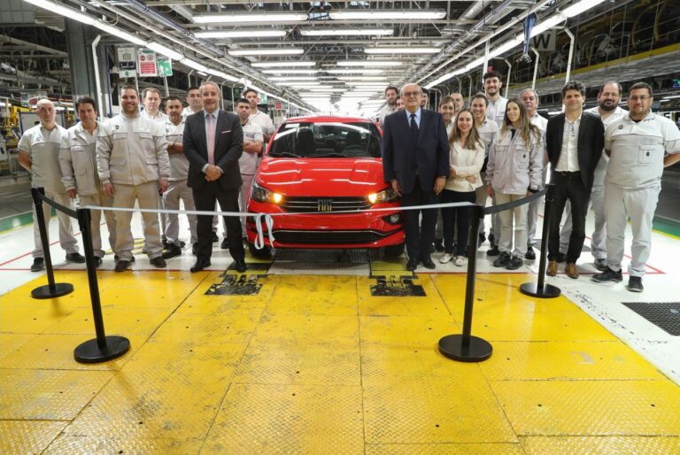 Stellantis recibió a De Mendiguren en su unidad productiva para celebrar la fabricación N° 250.000 del Fiat Cronos