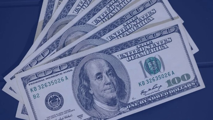 Con una suba de $10 en la última semana, el dólar cierra en $383