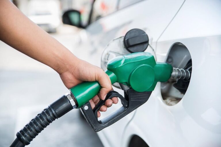 Postergan la actualización de impuestos de los combustibles para evitar un incremento acelerado del precio