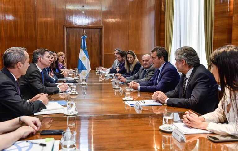 Economía informó que la Argentina recibió una cifra récord por parte de organismos de crédito en 2022
