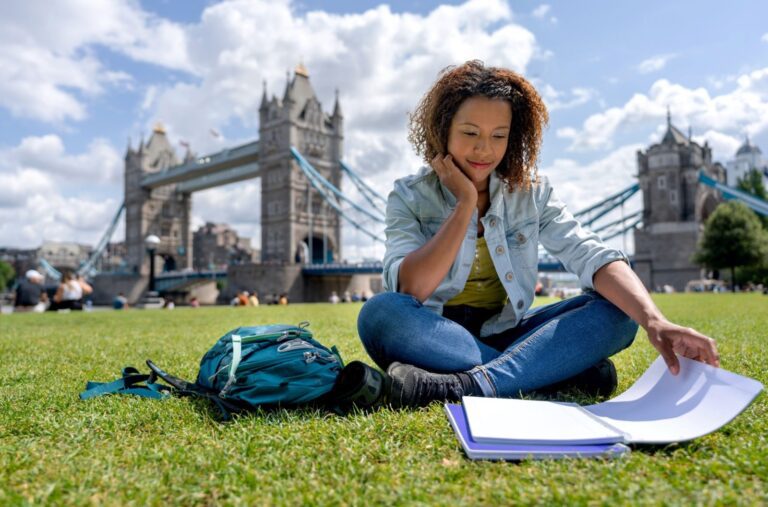 Santander apuesta a la enseñanza de inglés: brindó acceso a más de 16.000 becas