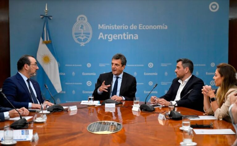 Para qué se utilizaría el financiamiento de la CAF que busca conseguir Massa en Chile