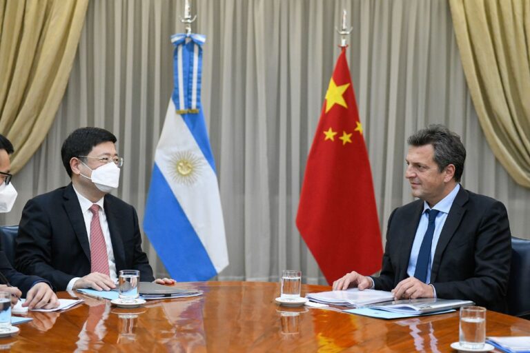 Massa se reunió con representantes de China y anunció que se podrán pagar importaciones en yuanes