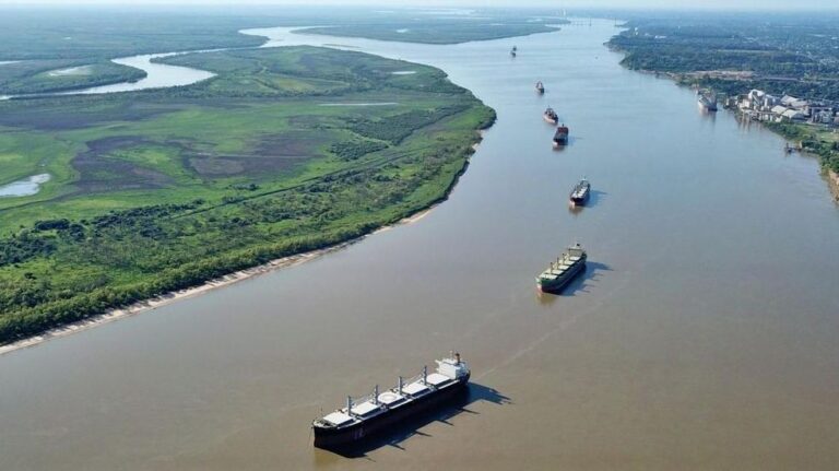 Empresas navieras de Paraguay se niegan a pagar un peaje a la Argentina por la utilización de la Hidrovía