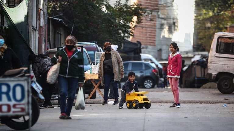 Estudio: el 64% de los hogares argentinos orientan sus ingresos a la compra de alimentos y medicamentos