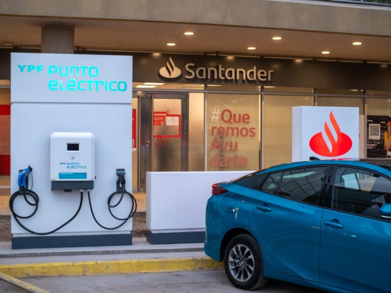 Santander e YPF inauguraron su primer punto de carga eléctrica rápida