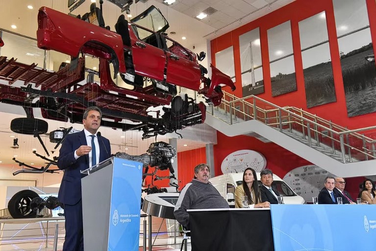 Massa anuncia que bajarán aranceles de importación de automotrices para impulsar al sector