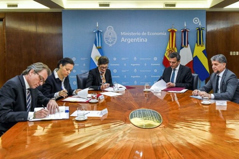 Deuda con el Club de París: la Argentina firmó acuerdos con España, Francia y Suecia