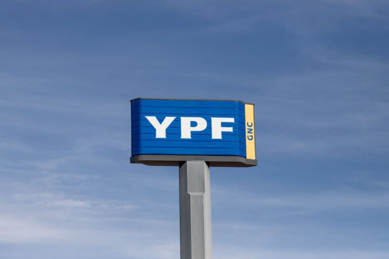 Pese a los resultados de las elecciones, YPF aumenta el precio de sus combustibles