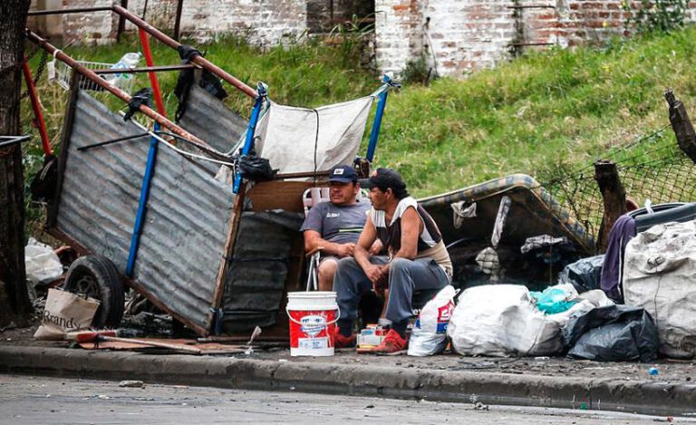 Dato para Alberto Fernández: la pobreza trepó al 44,7% y ya afecta a 17,5 millones de personas