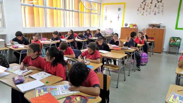 El Gobierno nacional presentó «vouchers educativos» para familias que no pueden pagar la cuota de escuelas privadas