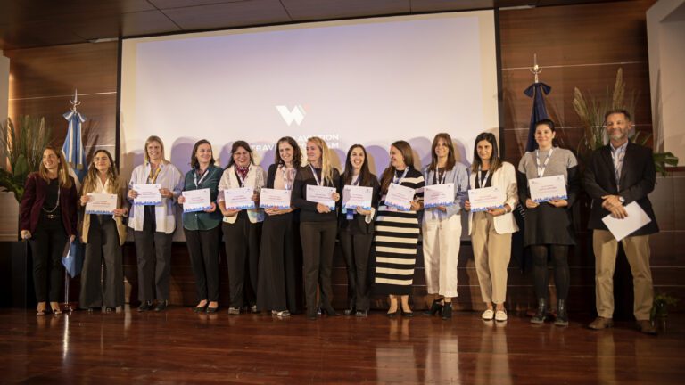 AA 2000 otorgó becas para el desarrollo profesional de las mujeres en la aviación