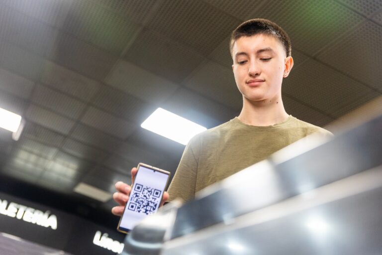 Emova incorpora el pago de QR para pagar el subte